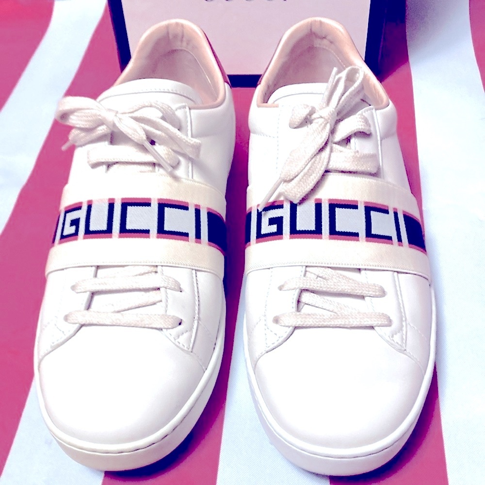 GUCCI size 40 (9.5) sneaker.